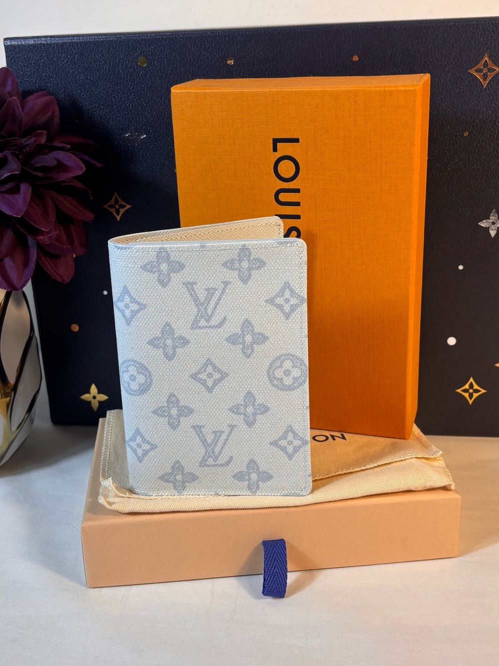 New Authentic Louis Vuitton Passport Holder Bleu Courier